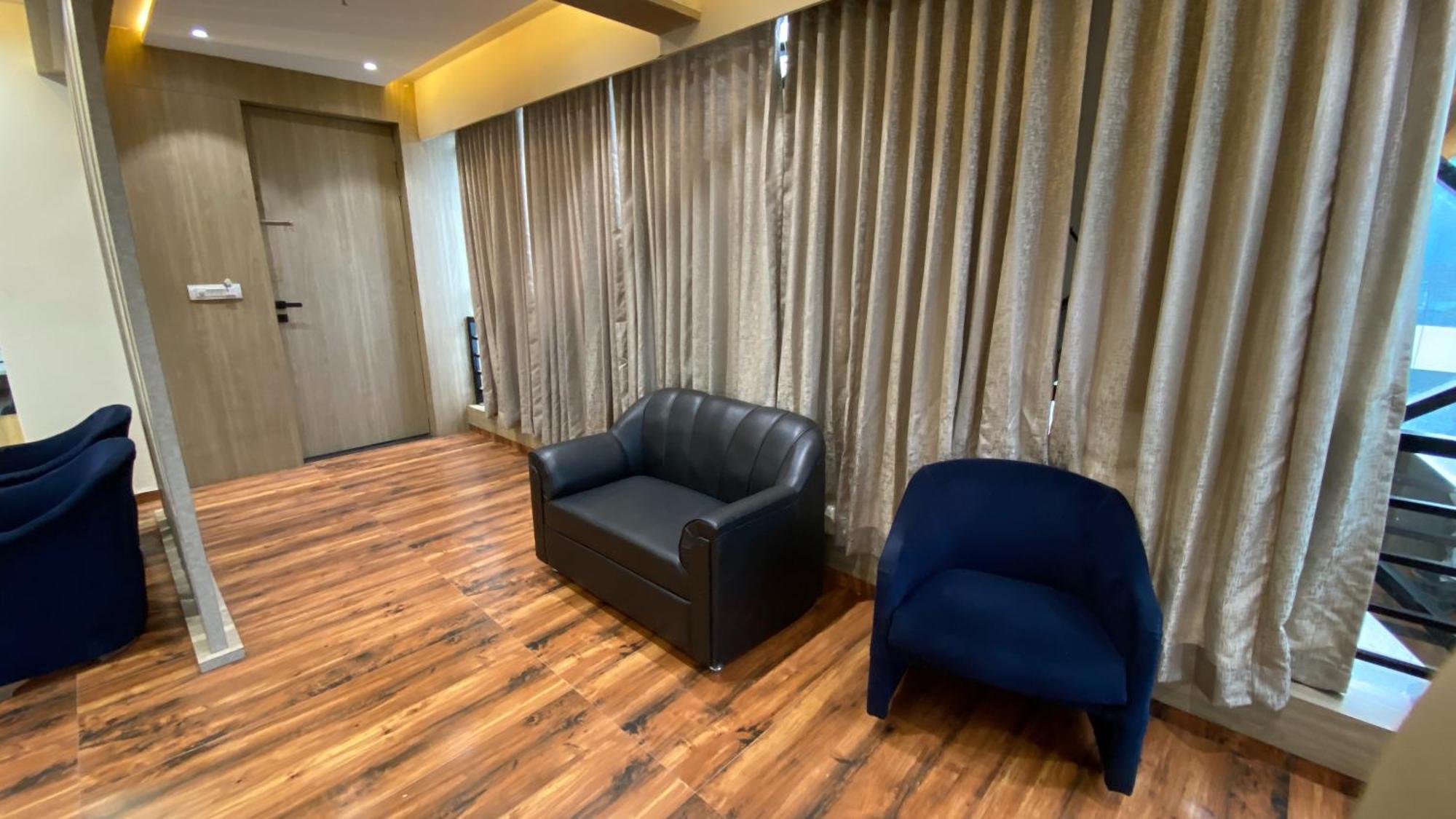 Hotel Royal Bistro Mahesana Bagian luar foto