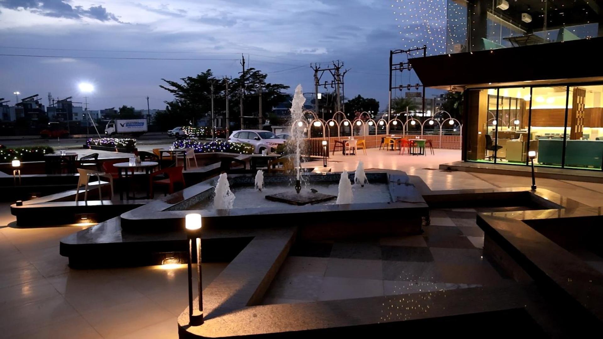 Hotel Royal Bistro Mahesana Bagian luar foto