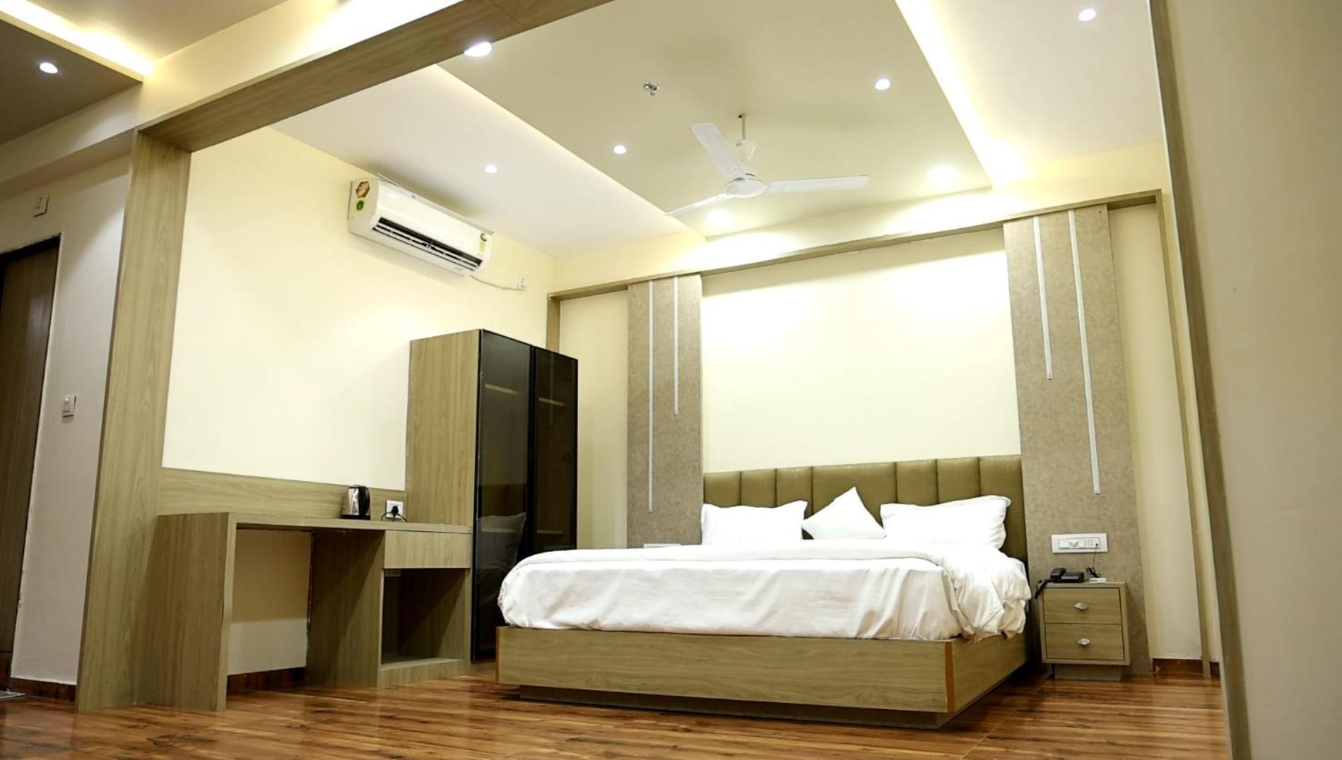 Hotel Royal Bistro Mahesana Bagian luar foto