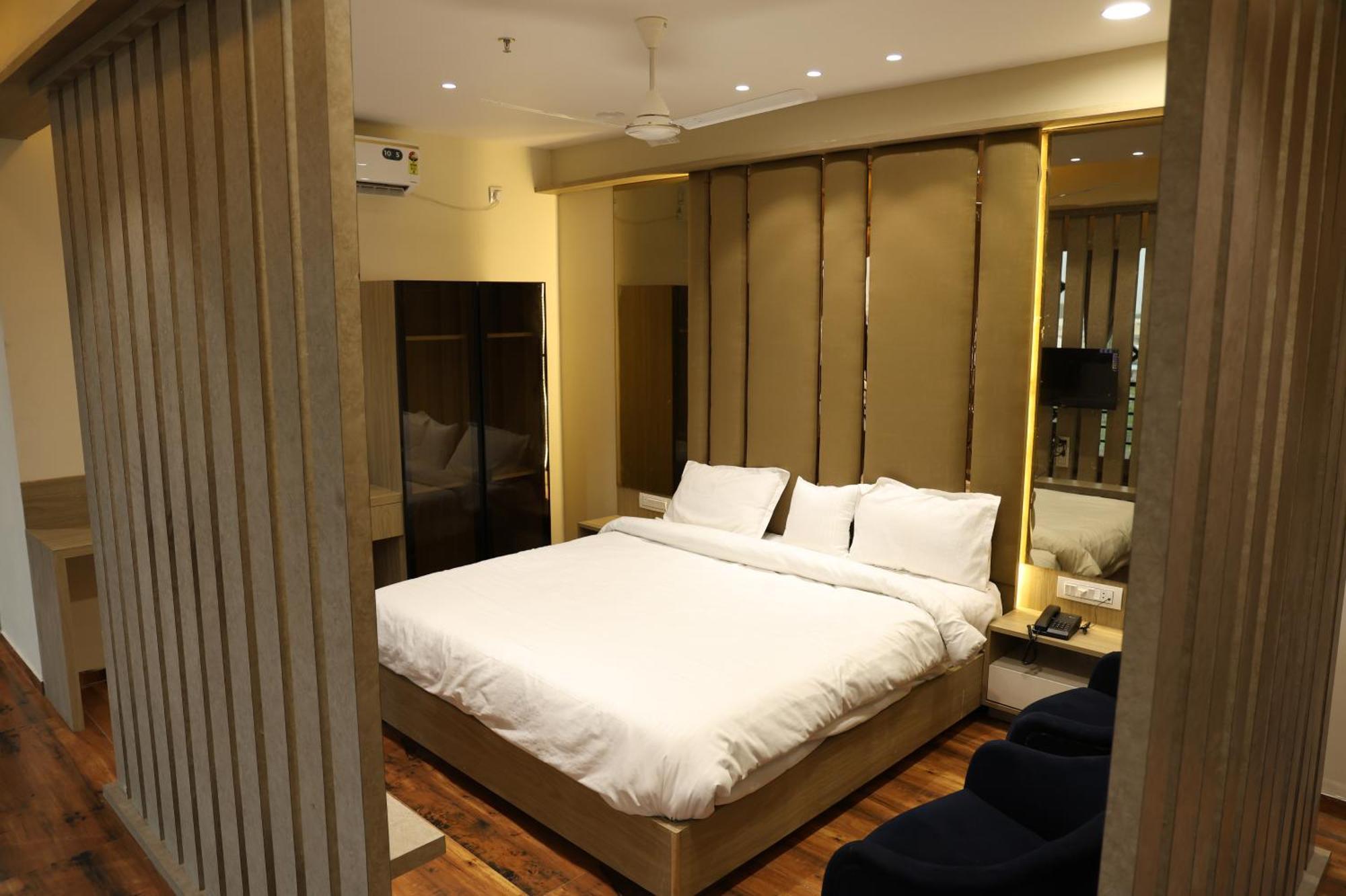 Hotel Royal Bistro Mahesana Bagian luar foto